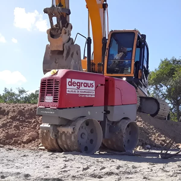 Locação de Rolo Compactador Pé de Carneiro (Diesel)