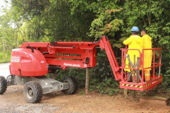 Equipe trabalhando com demolição na construção civil