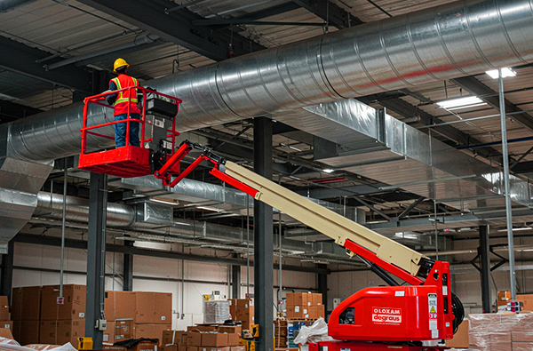 Trabalhador utilizando equipamentos de segurança para obras em altura em um canteiro de construção